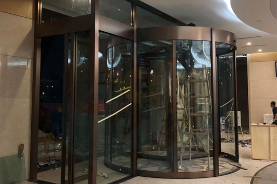 自動(dòng)旋轉(zhuǎn)門